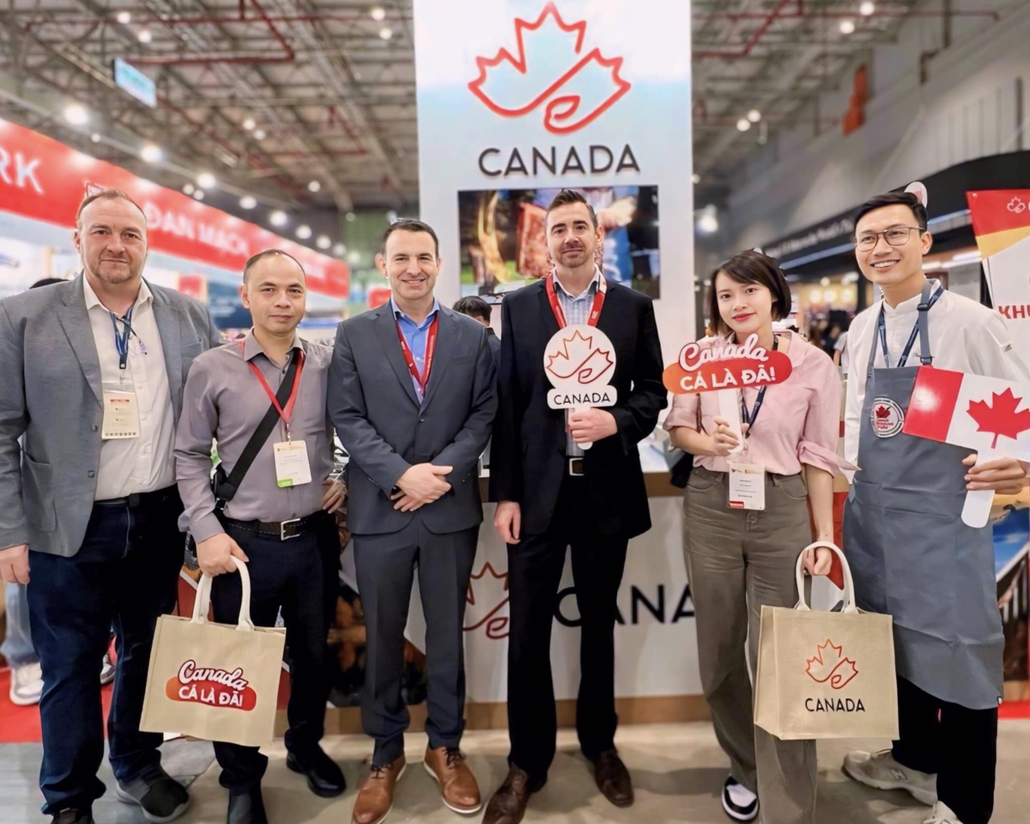 2d-one-dong-hanh-cung-dai-su-quan-canada-tai-food-hotel-vietnam-2024